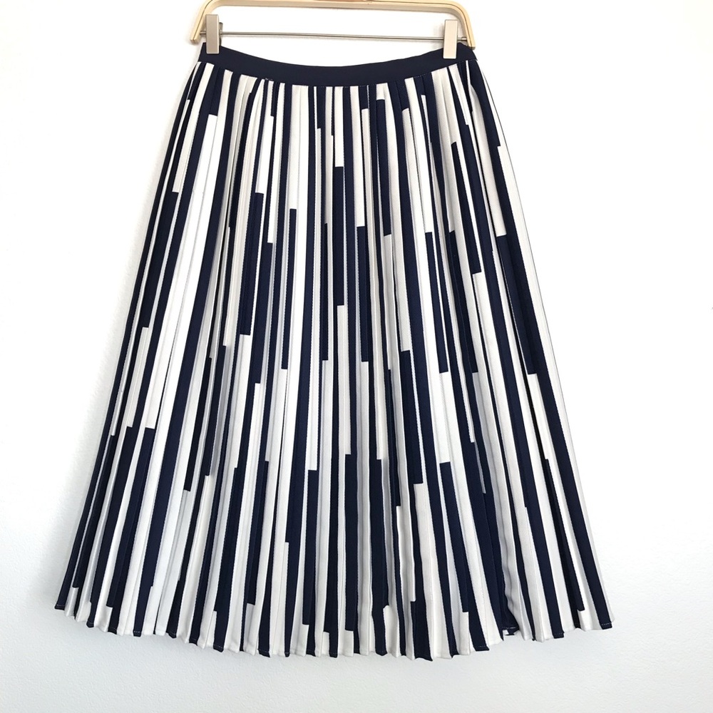 Pleated Navy and White Patterned Midi Skirt Boutique M pleated white blue skirt